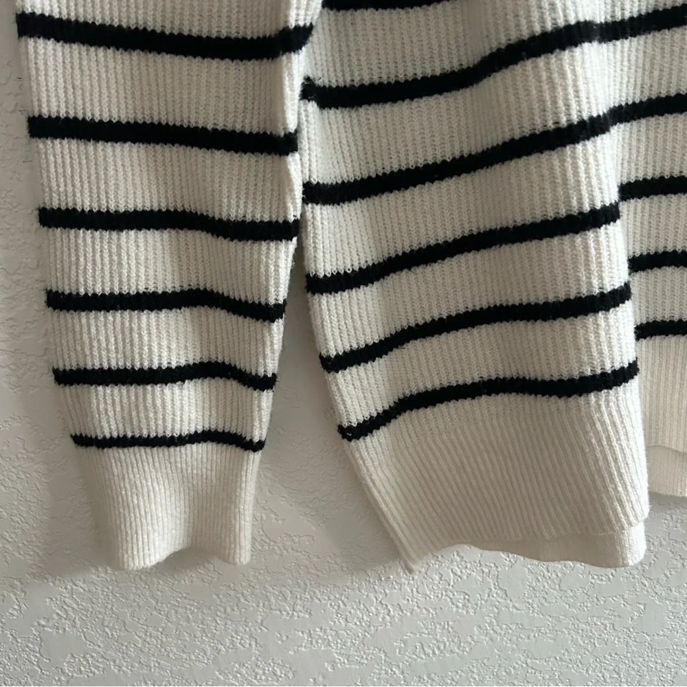Old Navy SoSoft V-neck Cocoon Old Money Aesthetic Black and White Knit Sweater - Picture 6 of 10